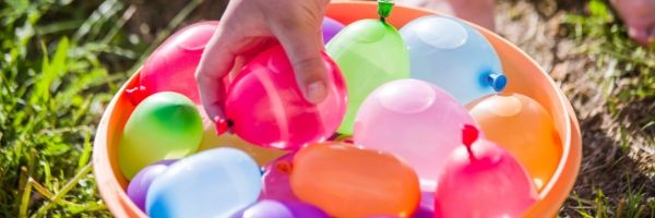 juego con globos de agua